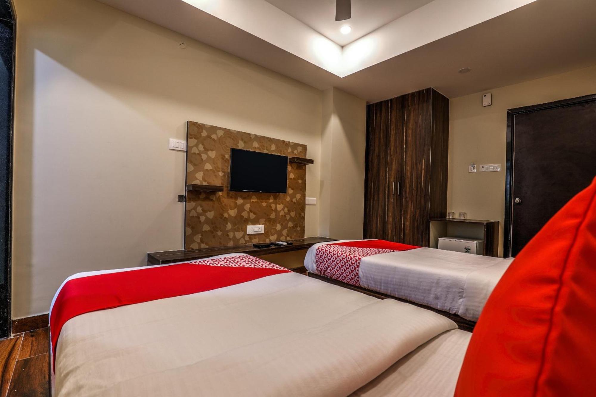OYO 14244 Loya Legend Hotel Haiderabad Buitenkant foto