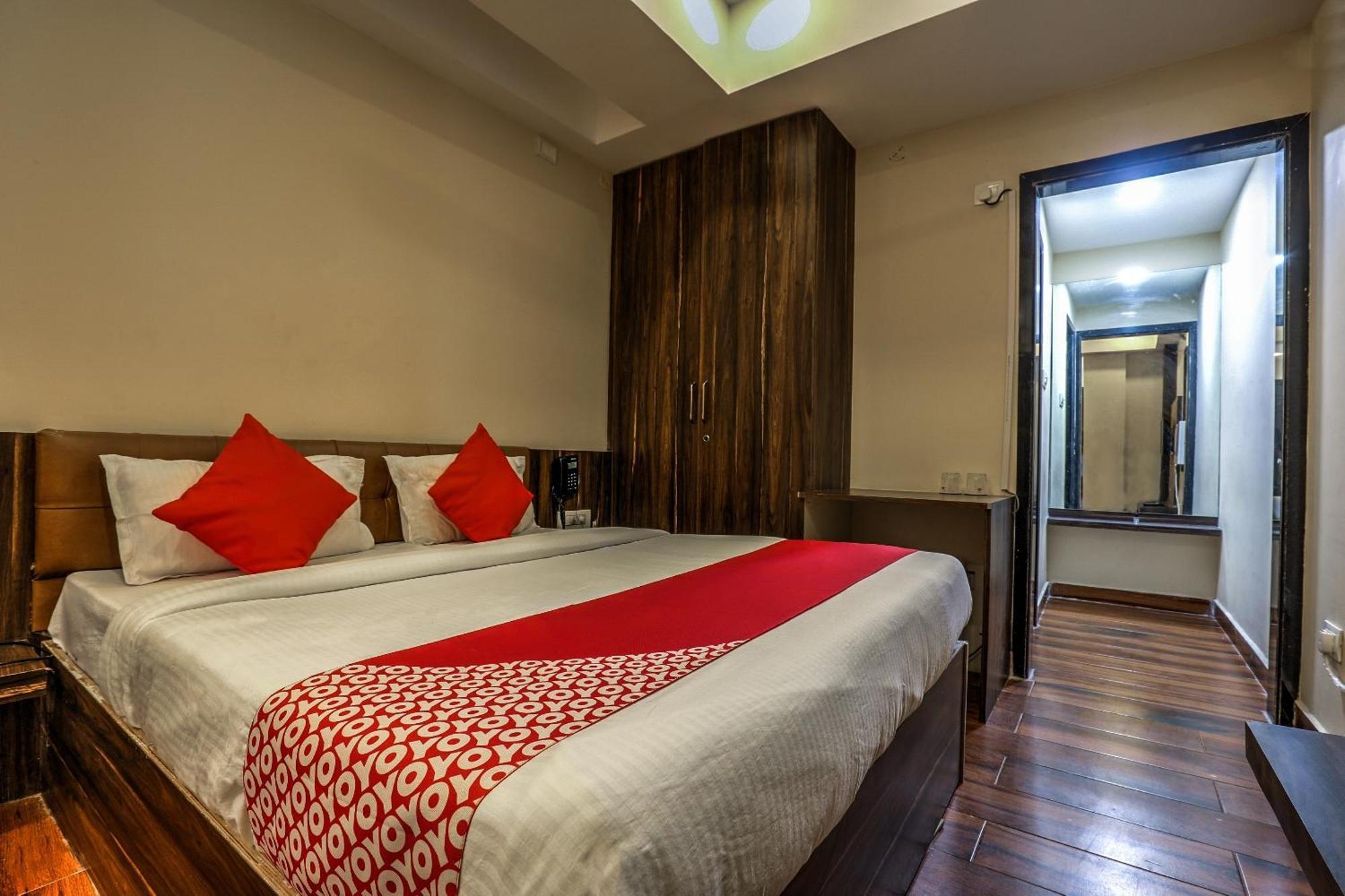 OYO 14244 Loya Legend Hotel Haiderabad Buitenkant foto