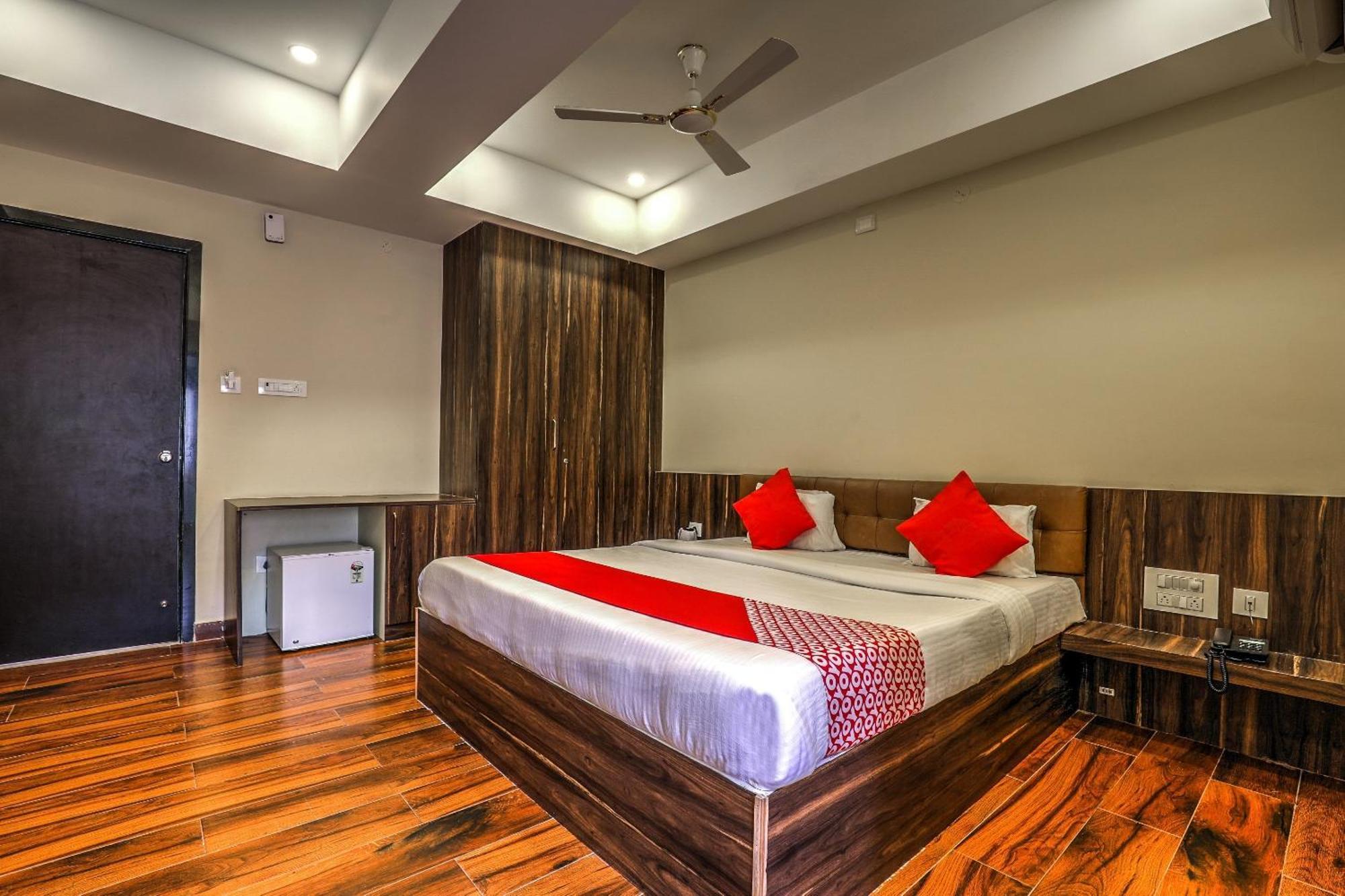 OYO 14244 Loya Legend Hotel Haiderabad Buitenkant foto