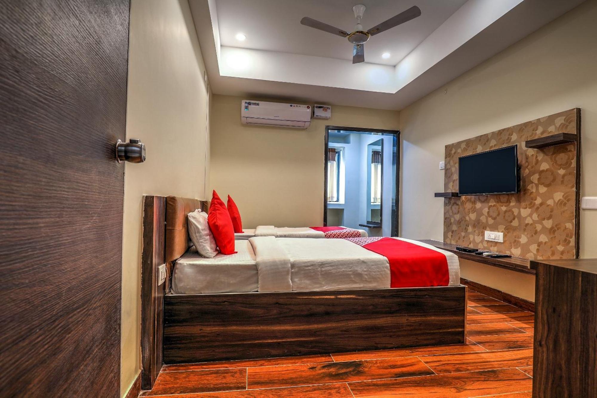 OYO 14244 Loya Legend Hotel Haiderabad Buitenkant foto