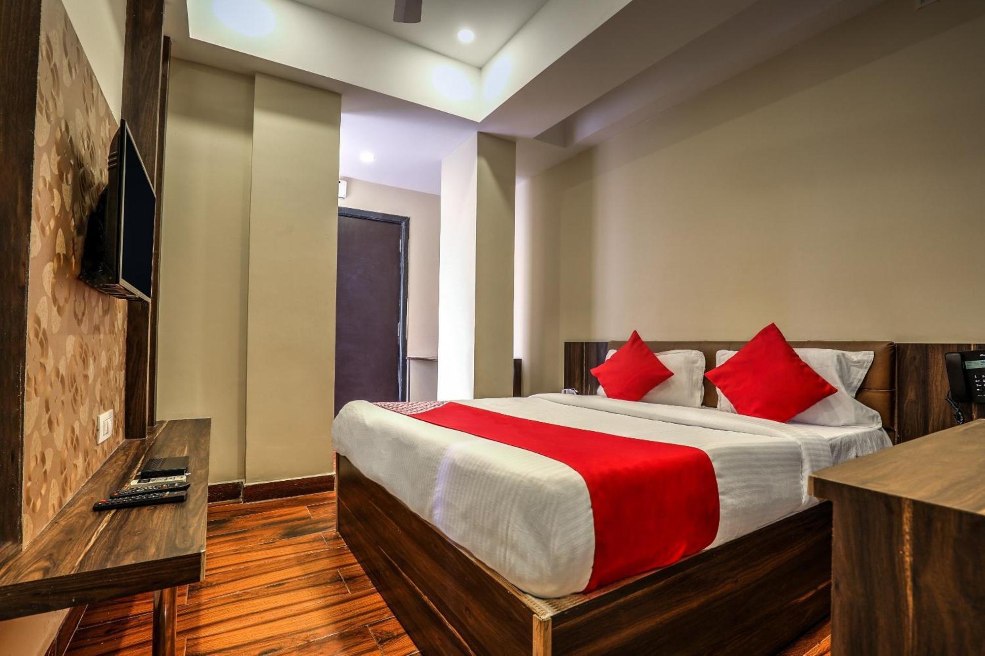 OYO 14244 Loya Legend Hotel Haiderabad Buitenkant foto