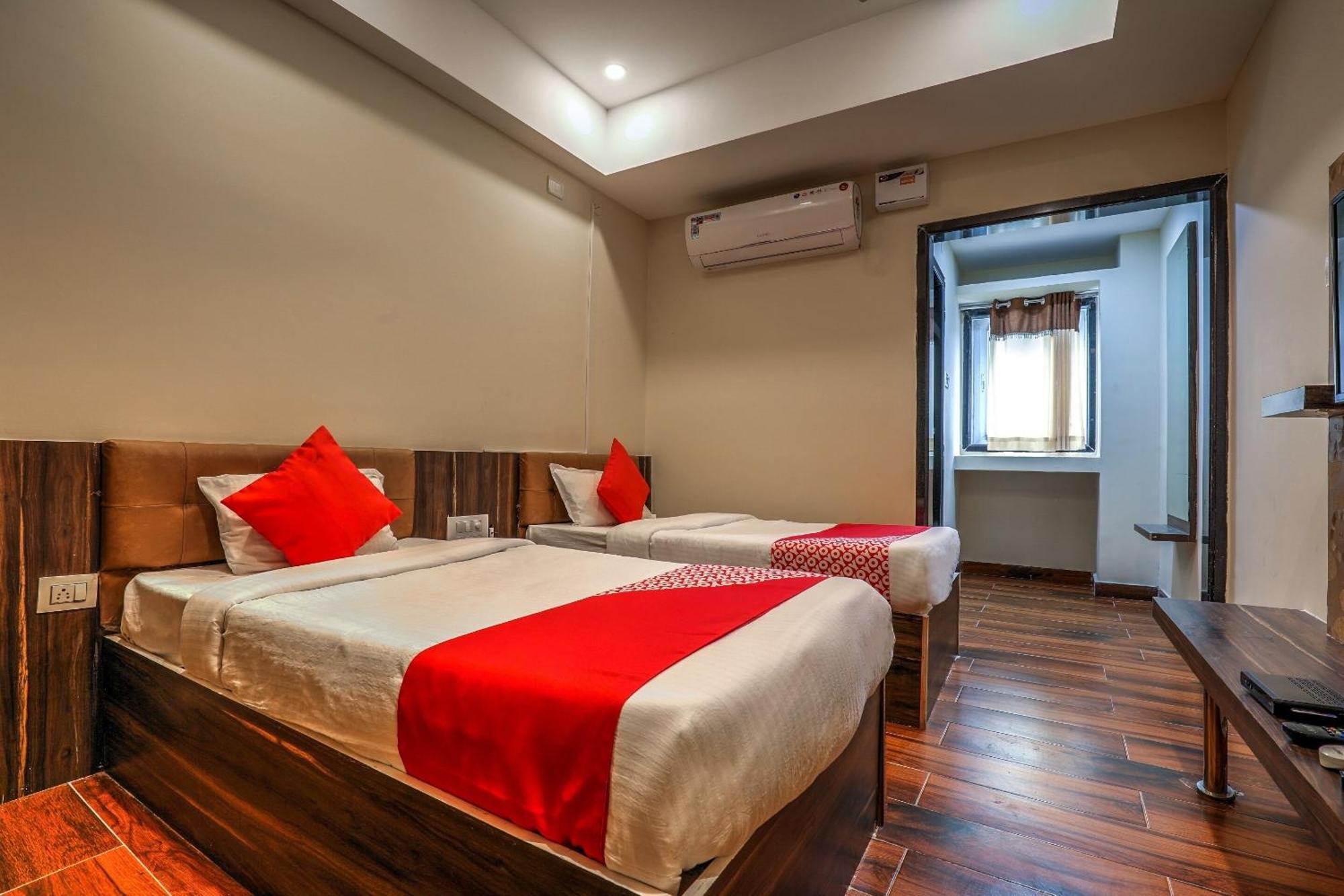 OYO 14244 Loya Legend Hotel Haiderabad Buitenkant foto