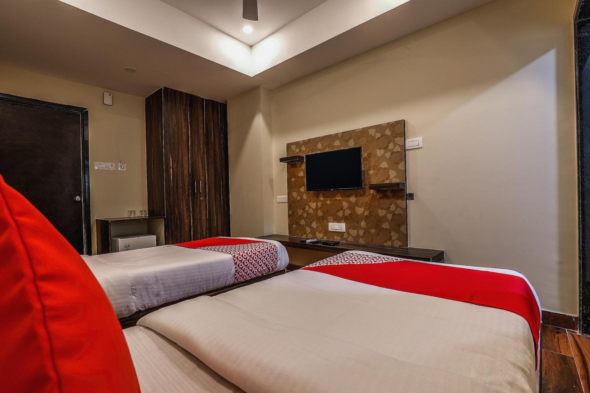 OYO 14244 Loya Legend Hotel Haiderabad Buitenkant foto