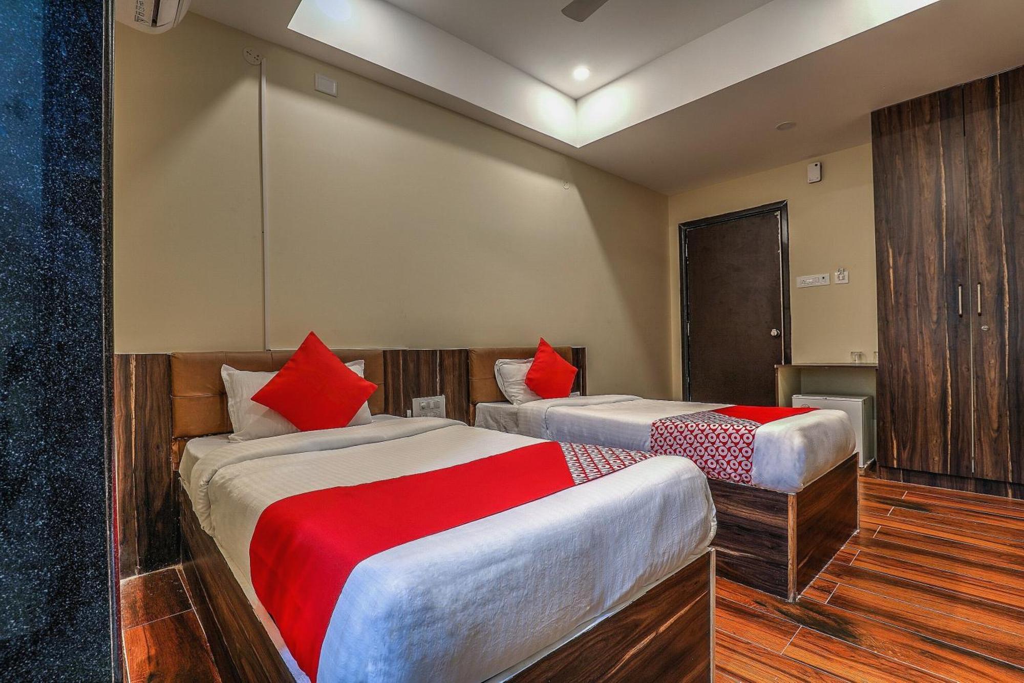 OYO 14244 Loya Legend Hotel Haiderabad Buitenkant foto