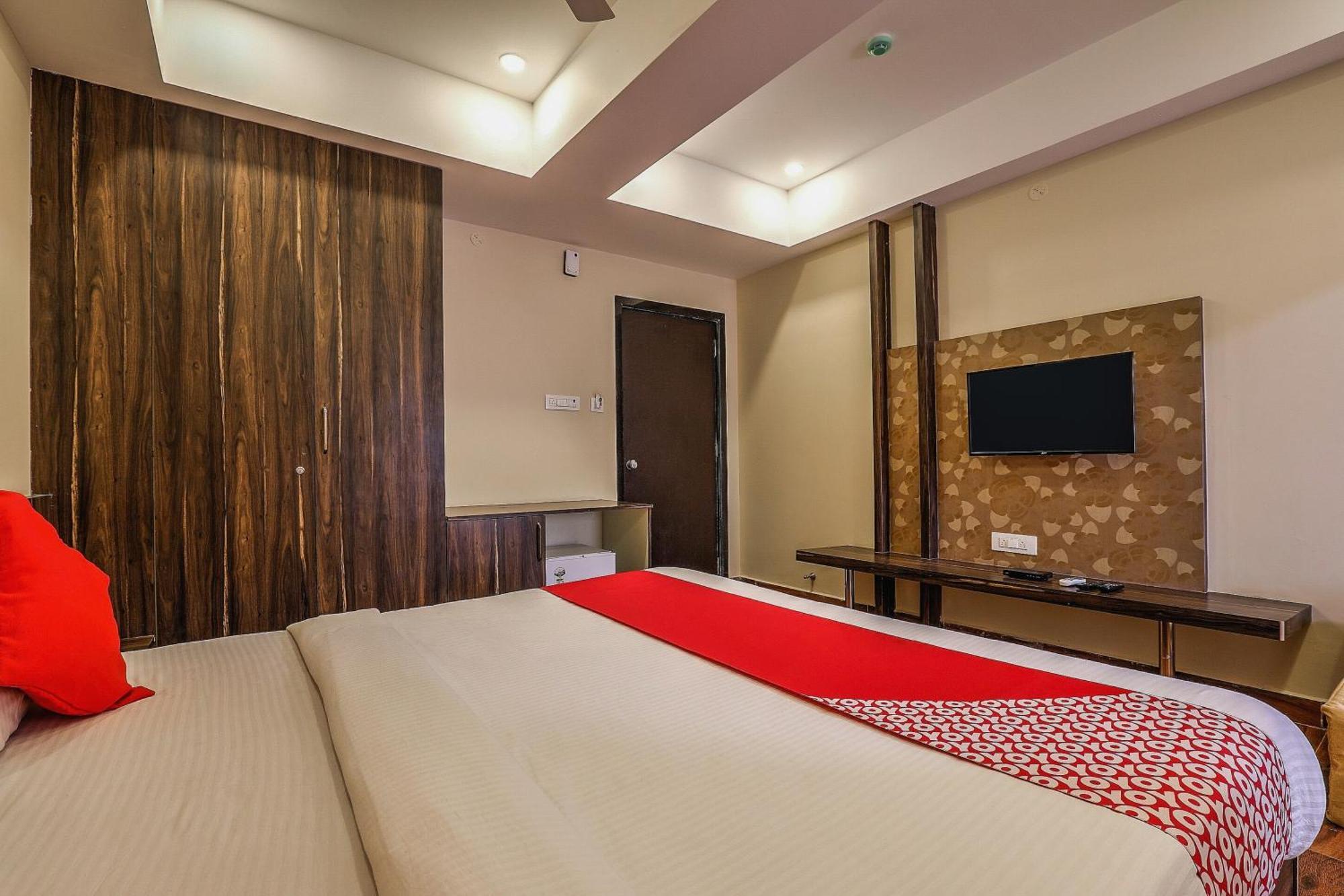 OYO 14244 Loya Legend Hotel Haiderabad Buitenkant foto
