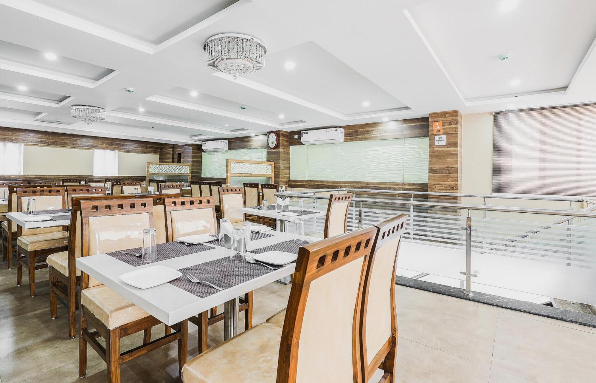 OYO 14244 Loya Legend Hotel Haiderabad Buitenkant foto