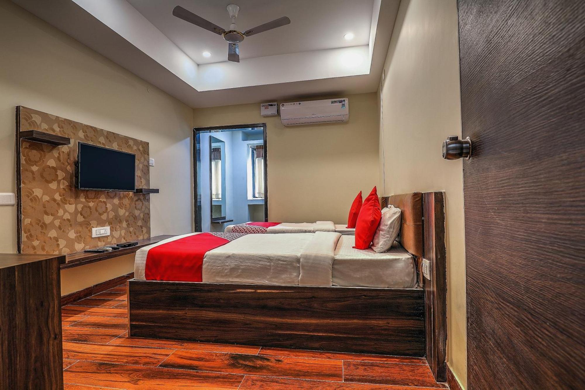 OYO 14244 Loya Legend Hotel Haiderabad Buitenkant foto
