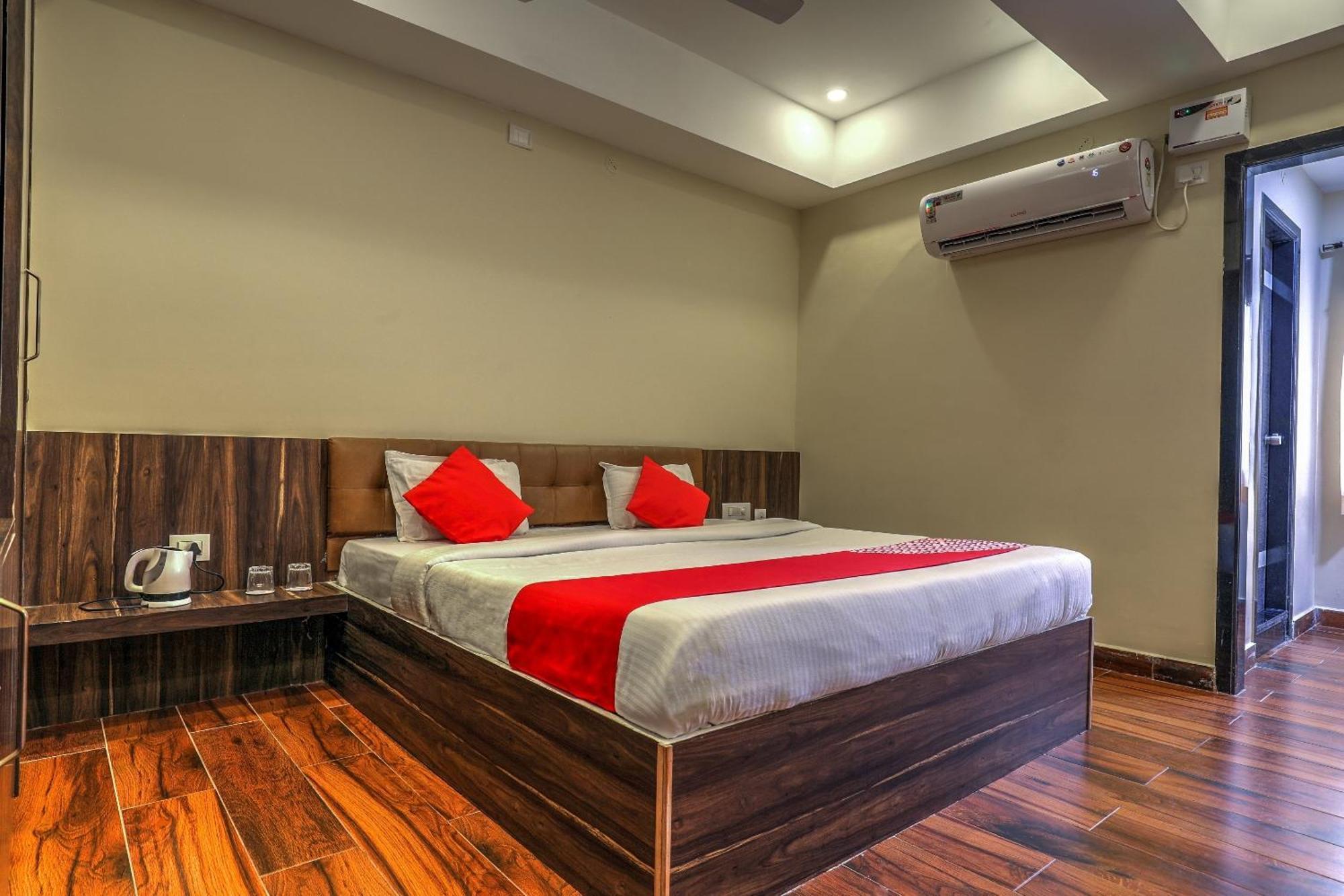 OYO 14244 Loya Legend Hotel Haiderabad Buitenkant foto